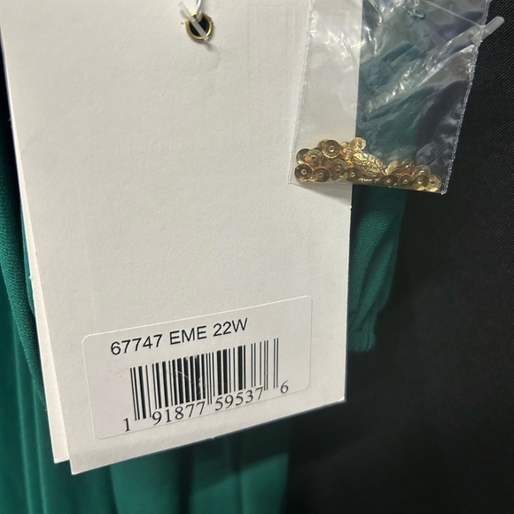 Mac Duggal 67747 NWT SPLIT SLEEVE SURPLICE GOWN (PLUS) - Picture 6 of 9